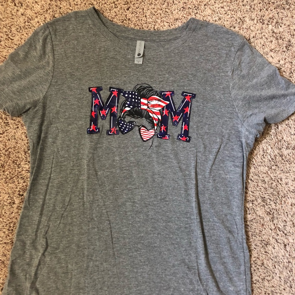 NWOT MOM tee. On Next Level tee, sz XL